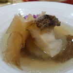 トゥ・ラ・ジョア - 大根の炊き合わせの相手は、３５０ｇ！のエゾアワビにウバザメのヒレと大量のトリュフ。すべての味がしみ込んだ大根の美味しさよ！