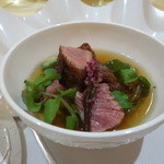 トゥ・ラ・ジョア - あえて熟成させずに、５８℃でコンフィにして表面をカリッと焼き上げた短角牛とコンソメスープ。広島産マツタケのスライスで巻いて食べます。ため息・・・