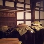 Kotegawa Shouten - 向かいの小手川酒造の蔵　焼酎の甕が並んでいます