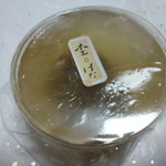 わらび餅　中に粒餡が入っています