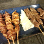 鶏皮３本<税込>240円、砂ずり3本<税込>240円(2015.10.11)