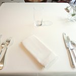 レストランひらまつ レゼルヴ - 店内のテーブル席の風景です