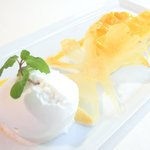 レストランひらまつ レゼルヴ - 特別ランチ<平日限定> 2252円 のバニラの香るパイナップルのキャレ ココナッツのアイスクリーム