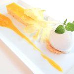 レストランひらまつ レゼルヴ - 特別ランチ<平日限定> 2252円 のバニラの香るパイナップルのキャレ ココナッツのアイスクリーム