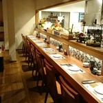 炭火焼き酒場 華蔵 - 解放感あるカウンター&オープンキッチン