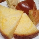 サンドッグイン 神戸屋 馬喰横山駅店 - 神戸屋の手前のパン。大変に美味でございます。