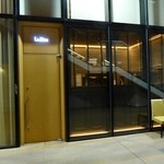 まるで秘密基地へ潜入するかの様な地下鉄側からの入り口