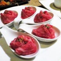 焼肉 銀座コバウ 特別室 - 炙りユッケ パンを添えて