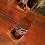 ダイニングバー タコスファクトリー - 定番のコロナビール
