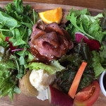 バースブック珈琲 - BBC手作りローストビーフとフレッシュ野菜たっぷりプレート/スープ・ライス付(￥1280)