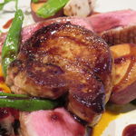 Le Caneton - シャラン産の鴨とフォアグラ、人参のピューレと紫マスタードのソース、野菜と共に4
