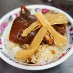 山河魯肉飯 - メンマをのせて