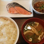 すき家 - 鮭朝食390円+牛小鉢110円=500円。（真上からの写真）