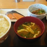すき家 - 鮭朝食390円+牛小鉢110円=500円。