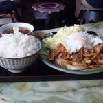 玉蘭 - 豚スタミナ定食。豚バラと玉ねぎを玉蘭特製タレで炒めたスタミナ抜群の定食。上に乗った半熟玉子焼きの黄身とも相性抜群です。スープ、ザーサイ付き。