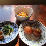 まいどや食堂 - セットの玉こん、菊、漬物