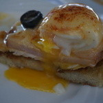 Hau Tree Lanai Restaurant - エッグベネディクトを切ってみると・・・