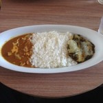 CAFE DE MOMO - コンビカレー1,100円。ほうれん草のカレーとバターチキンカレーの組合せをいただきました。お値段高め。