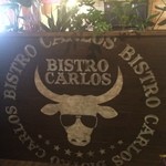 BISTRO CARLOS - 店内入ってすぐの牛の絵は即興手書きのアートです！