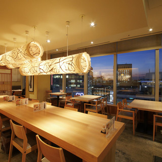 日式时尚的宁静空间，从窗户可以欣赏到绝佳的观景位置