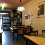 酔月亭 - テーブル席の落ち着いた店内です。