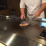 Oka No Ue No Resutoran Teppan Yaki Kiri Kiri - 松村牧場の香り豚、切り分けた後に側面も丁寧に焼き上げます。