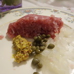 メツゲライ・トキワ - タルタルのように、玉ねぎ、ケッパー―、マスタードと混ぜても美味しいです