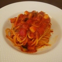 ヴィア トスカネッラ - パスタ　小柱と様々な野菜のトマトソース