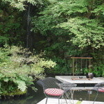 星のや京都 - フロント前に滝が流れています。
