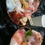 Umi No Sachi Waga Ya - 漁火丼の左がメガ盛り、右が大盛り