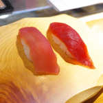 Umai Sushi Kan - マグロ（￥146）、上マグロ（￥184）。並べてみると、違いは歴然！