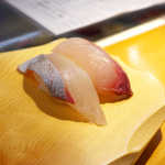 Umai Sushi Kan - シマアジ（￥238）、カンパチ（￥184）。筋肉質なカンパチ、肉の張りがすごい！