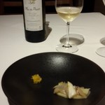 ル・タン・ペルデュ - 前菜はジャガイモのテリーヌにフォアグラとホタテちゃん。添えてあるのはグレープフルーツですって。