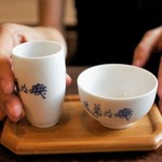 無為草堂 - ⑪細長い香り用から飲茶杯に移して呑みます