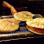 番屋小屋 - ホタテは肉厚で 焼くのも楽しい