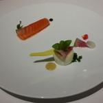 ル・タン・ペルデュ - 続いてサーモンのコンフィらしからぬコンフィと黄身がソースに変わっているウデタマゴでっせ～！