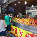 北門綠豆沙牛乳 - 緑豆が名物なのに、店頭は果実一色です。