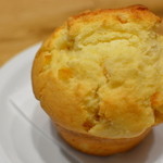 フラットホワイト コーヒー ファクトリー ダウンタウン店 - 本日のマフィン（チーズ＋オレンジ）