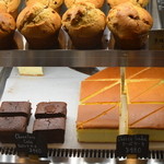 フラットホワイト コーヒー ファクトリー ダウンタウン店 - レジ横のショーケース２