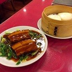 横浜中華街 中國上海料理 四五六菜館 - トンポーロー2切れ（蒸しパン添え）