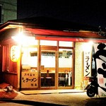 鶴亀 - 夜の外観＝15年10月上旬・初訪問