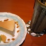 エアーズロック・カフェ＆ダディードーナツ - ケーキセット（キャラメルバナナとレモンティー）