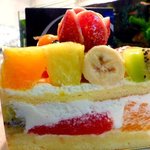 ハナフル 福岡三越店 - スポンジの間にも果物♪