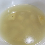 たにもと - 共通のスープ。
具は、豆腐や油揚げが入っていたりと味噌汁風ですが、味はコンソメっぽかったです。
