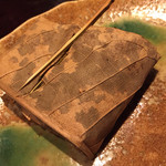 Hokkori - 若鶏と茸の朴葉包み焼き