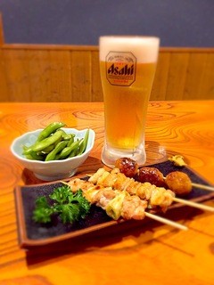 Nomikuidokoro Fukuwarai - 乾杯セット（￥980/税抜）オススメです。まずはビール、サワー、ハイボールからお好きな一杯。メインは焼き鳥or日替わりのお刺身から選べます。さらにお新香、枝豆、塩辛から一品。
                        他にもリーズナブルで美味しいおつまみを多数ご用意しています。 