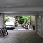 このマンションの駐車場入口？から奥へ