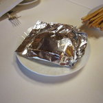 リストランテ ラ・バリック トウキョウ - 最初に、アルミホイルに包まれた物が・・・