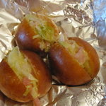 リストランテ ラ・バリック トウキョウ - ザワークラウト？みたいな物が挟んだ小さいパン