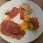 前菜・サラダビュッフェ（ロールキャベツ、焼き茄子とトマトのバルサミコマリネ、自家製トマトソースのオムレツ、燻製トマトディップと野菜スティック）